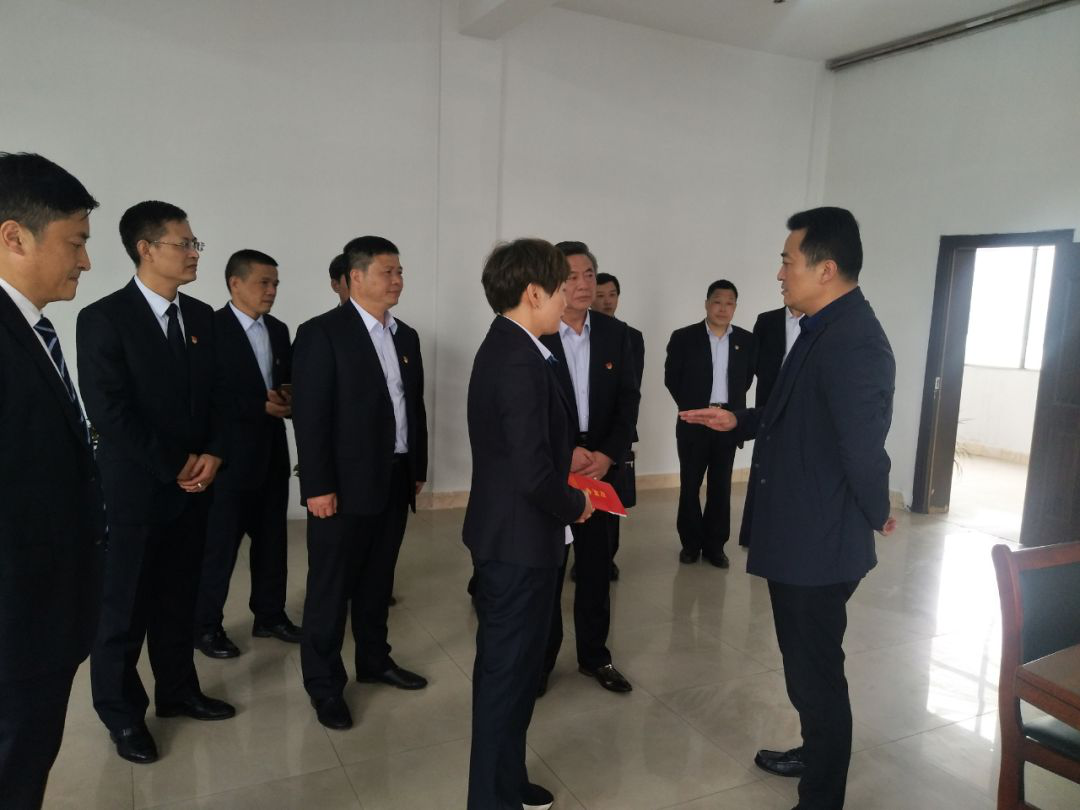 江西長運黨委書記、董事長王曉看望慰問“中國好人榜”獲得者李小英