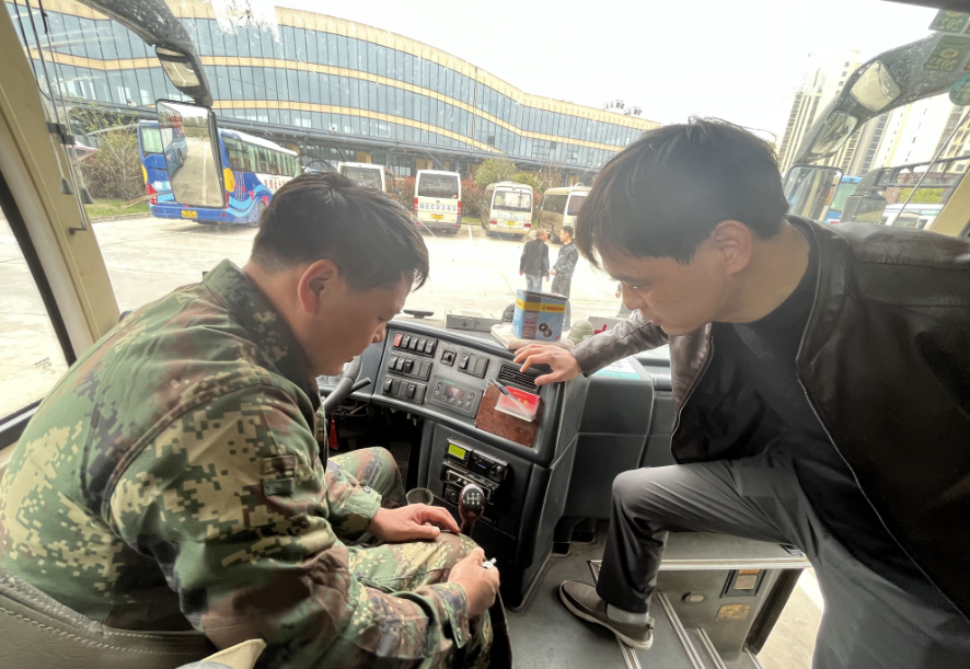 鄱陽(yáng)長(zhǎng)運(yùn)：信息指揮中心檢查客運(yùn)車(chē)輛動(dòng)態(tài)監(jiān)控運(yùn)行情況