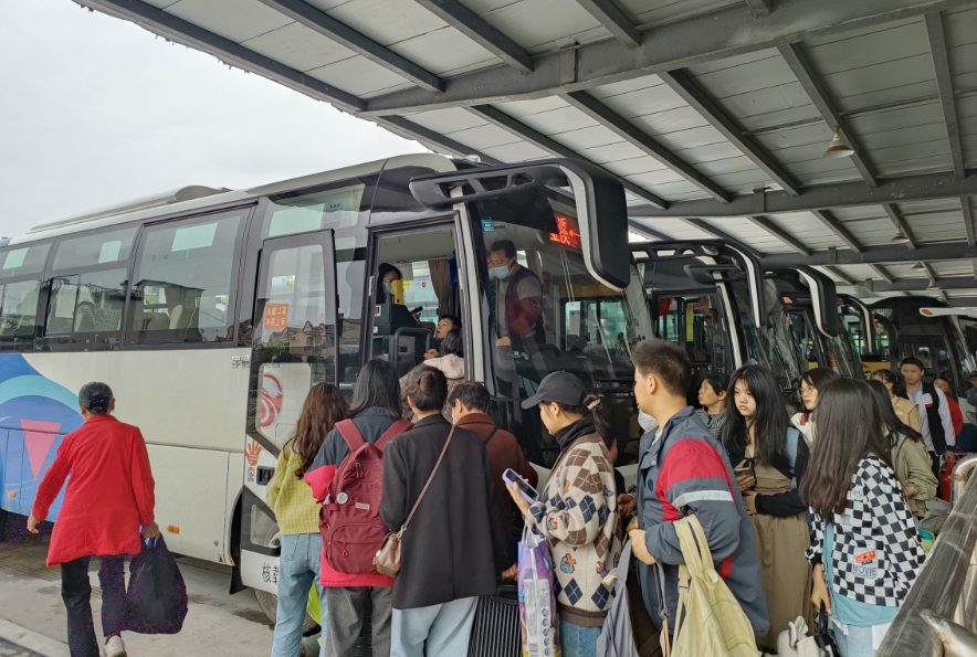 撫州長(zhǎng)運(yùn):金溪分公司圓滿完成 “五一”小長(zhǎng)假旅客運(yùn)輸任務(wù)