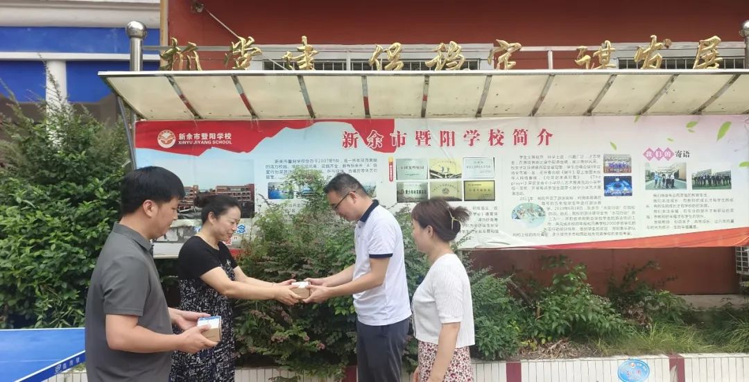 新余公交：優(yōu)質(zhì)服務(wù)進(jìn)校園，送卡上門暖人心