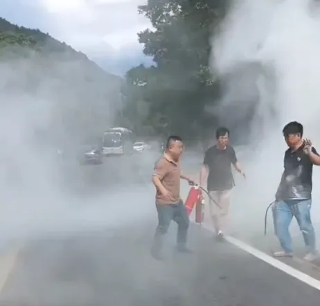 萍鄉(xiāng)長(zhǎng)運(yùn):小轎車撞入路溝起火 駕駛員秒變“救火衛(wèi)士”