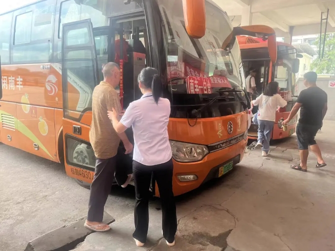 撫州長運(yùn):售票員助老人踏上回家路