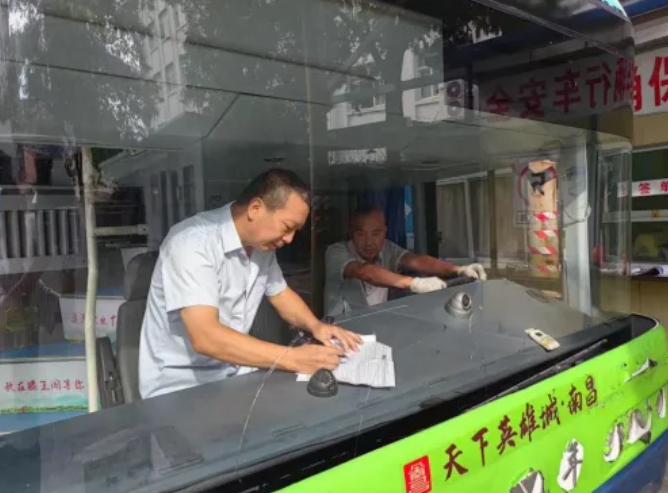 都市城際公交:開展國(guó)慶節(jié)前安全機(jī)務(wù)排查
