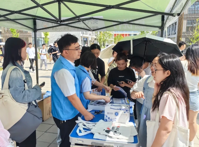 九江長(zhǎng)運(yùn):校園直通車推廣 熱情服務(wù)不停歇