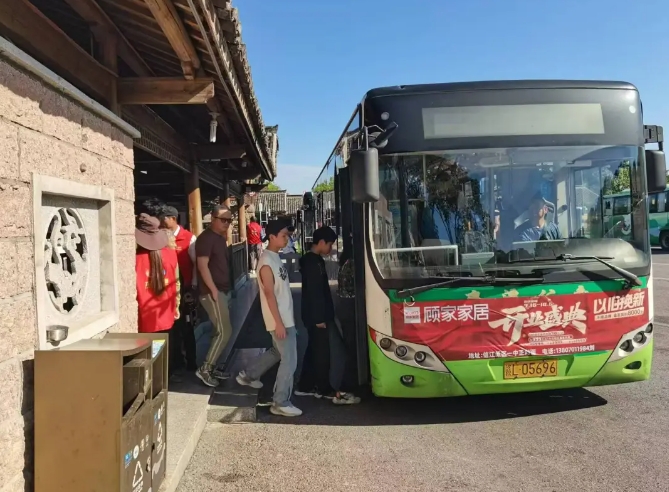 科學(xué)調(diào)配車(chē)輛 應(yīng)對(duì)龍虎山客流高峰