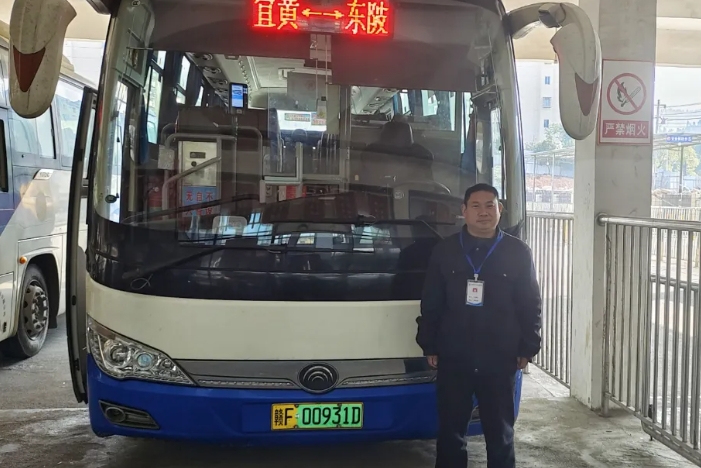 撫州長(zhǎng)運(yùn):路遇大貨車(chē)側(cè)翻 公交司機(jī)快速下車(chē)救助