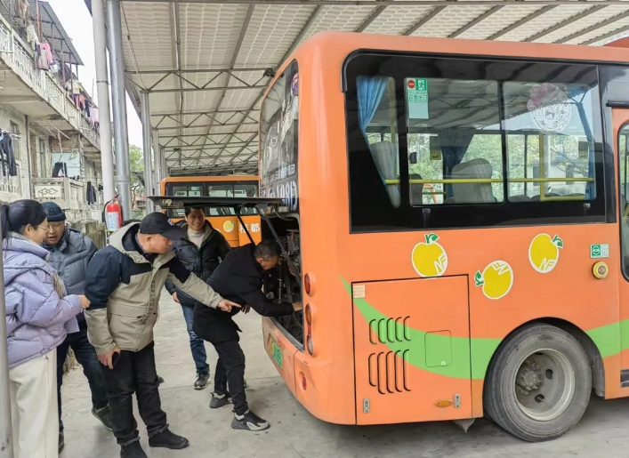 撫州長運:南豐分公司開展“愛車例?!苯涣骰顒? onmousewheel=