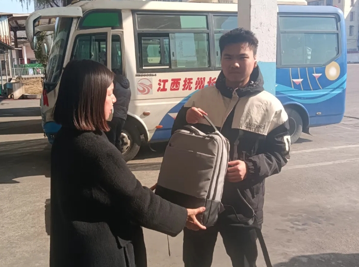 撫州長運(yùn):攜手民警 助學(xué)生尋回失物