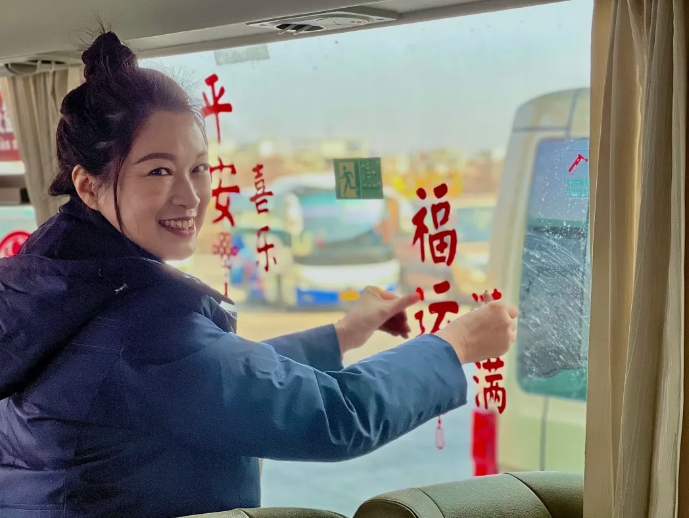 鄱陽(yáng)長(zhǎng)運(yùn):公交車廂換“新裝” 裝點(diǎn)濃濃年味